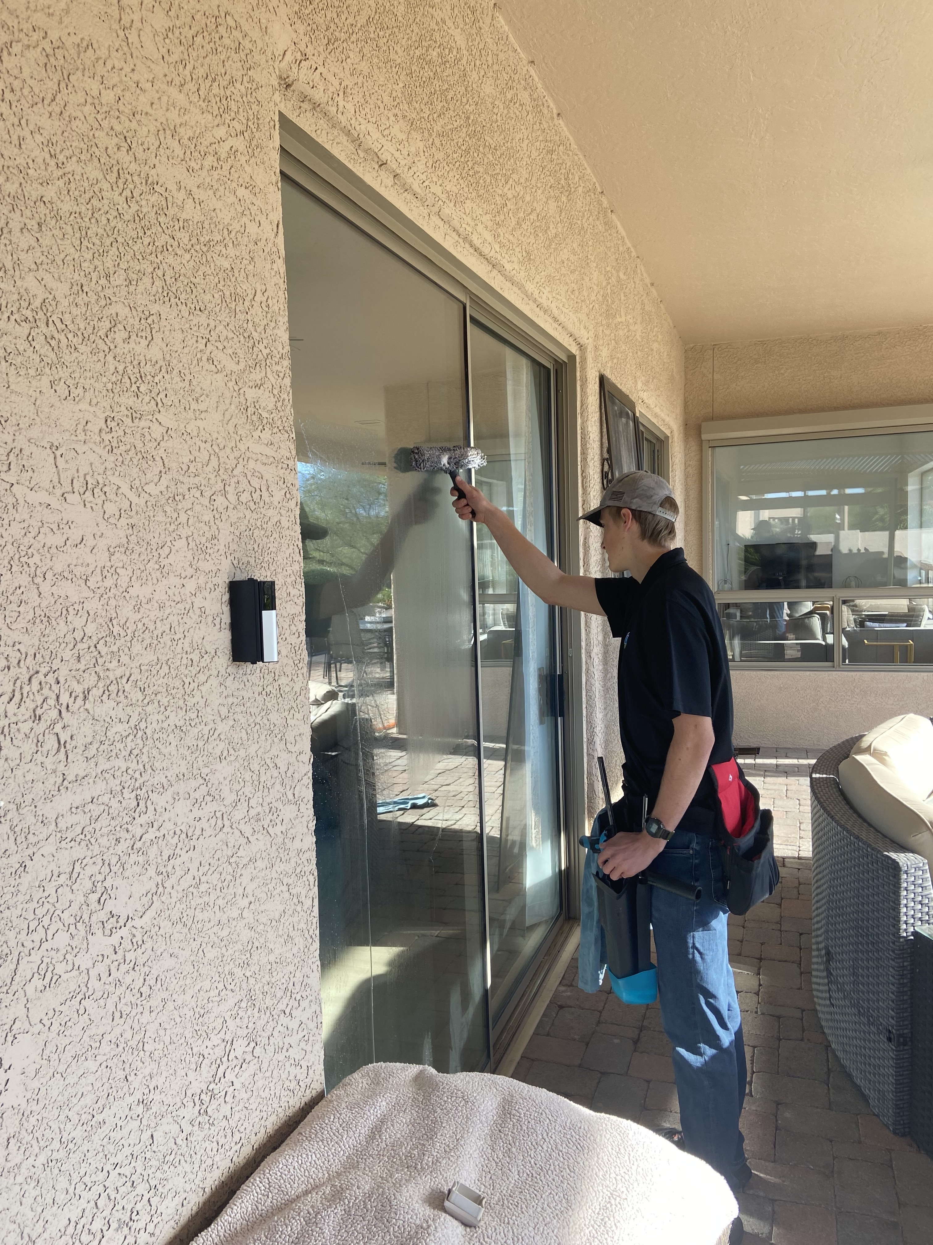 Scrubbing window with cleaning solution